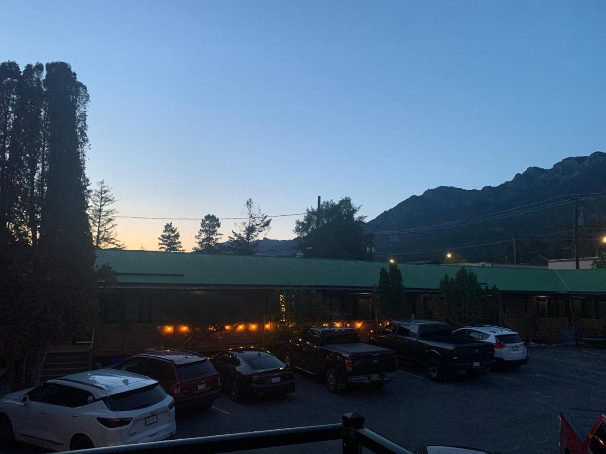 Destination Inn Radium Hot Springs Buitenkant foto